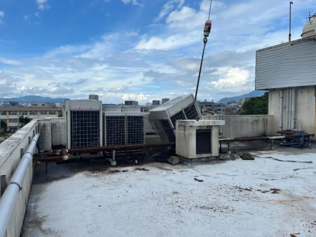 鹿児島市下荒田の病院解体前に業務用エアコン2台と家庭用エアコン5台を無料回収しました｜クレーン車を使った大規模撤去事例