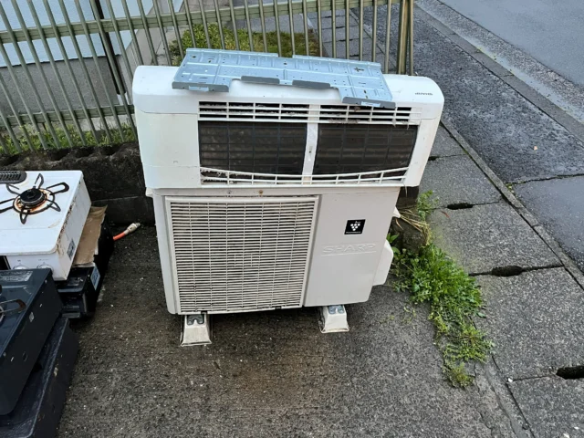 【鹿児島市小川町】天井吊り下げ室外機付きエアコン1台を無料回収｜錆びたステーの撤去も対応