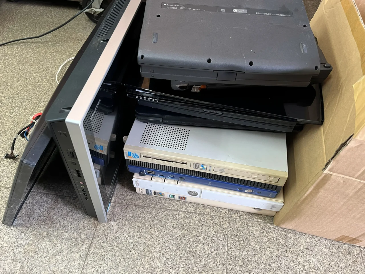 鹿児島市西田でパソコンショップ様からご依頼いただきPC合計8台を無料回収しました|HDD取り外し済みパソコンのまとめて処分事例