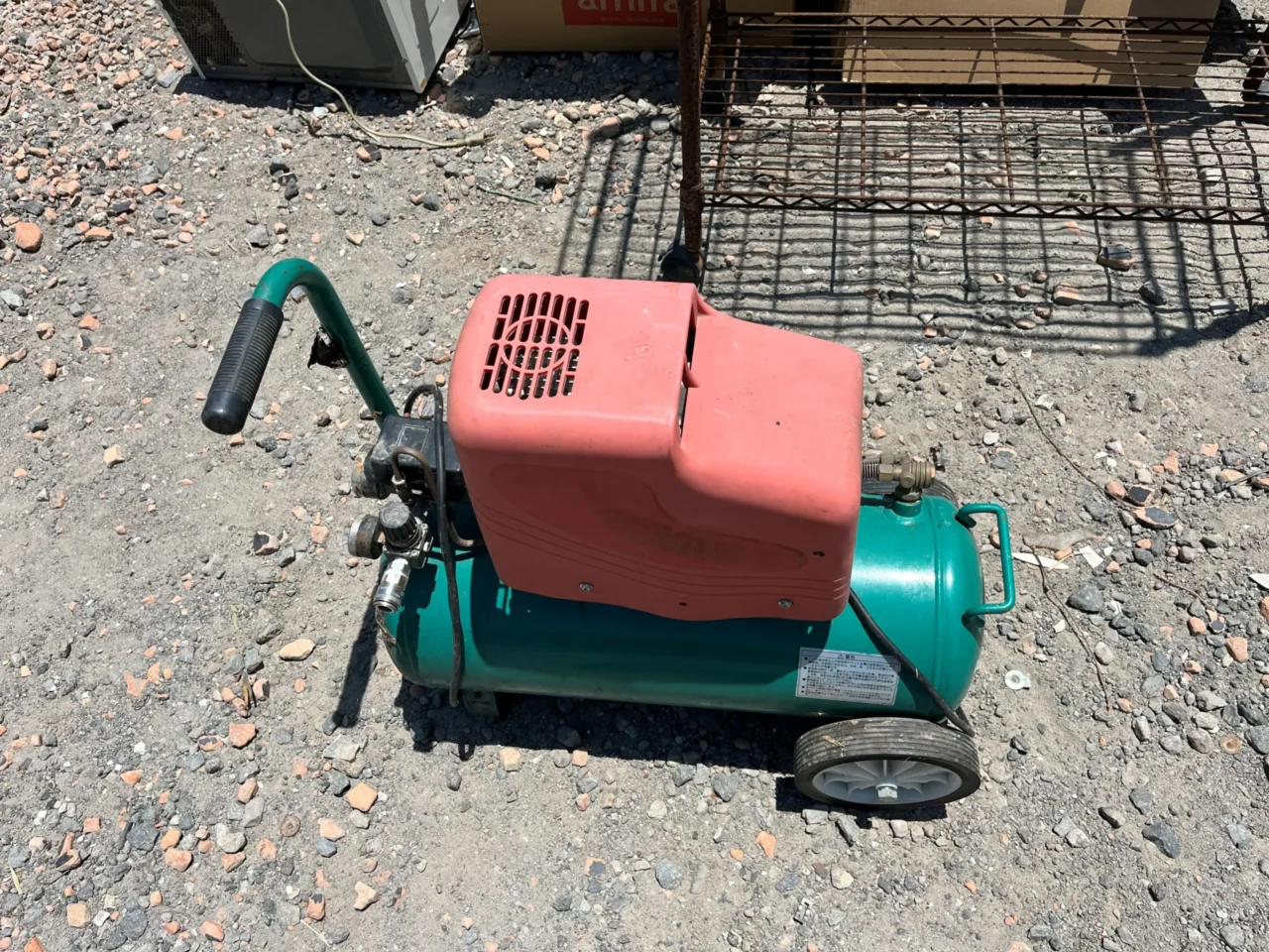 鹿児島市小山田でエアーコンプレッサーと草刈り機を無料回収しました｜倉庫に置きっぱなしの機械類もスッキリ片付け