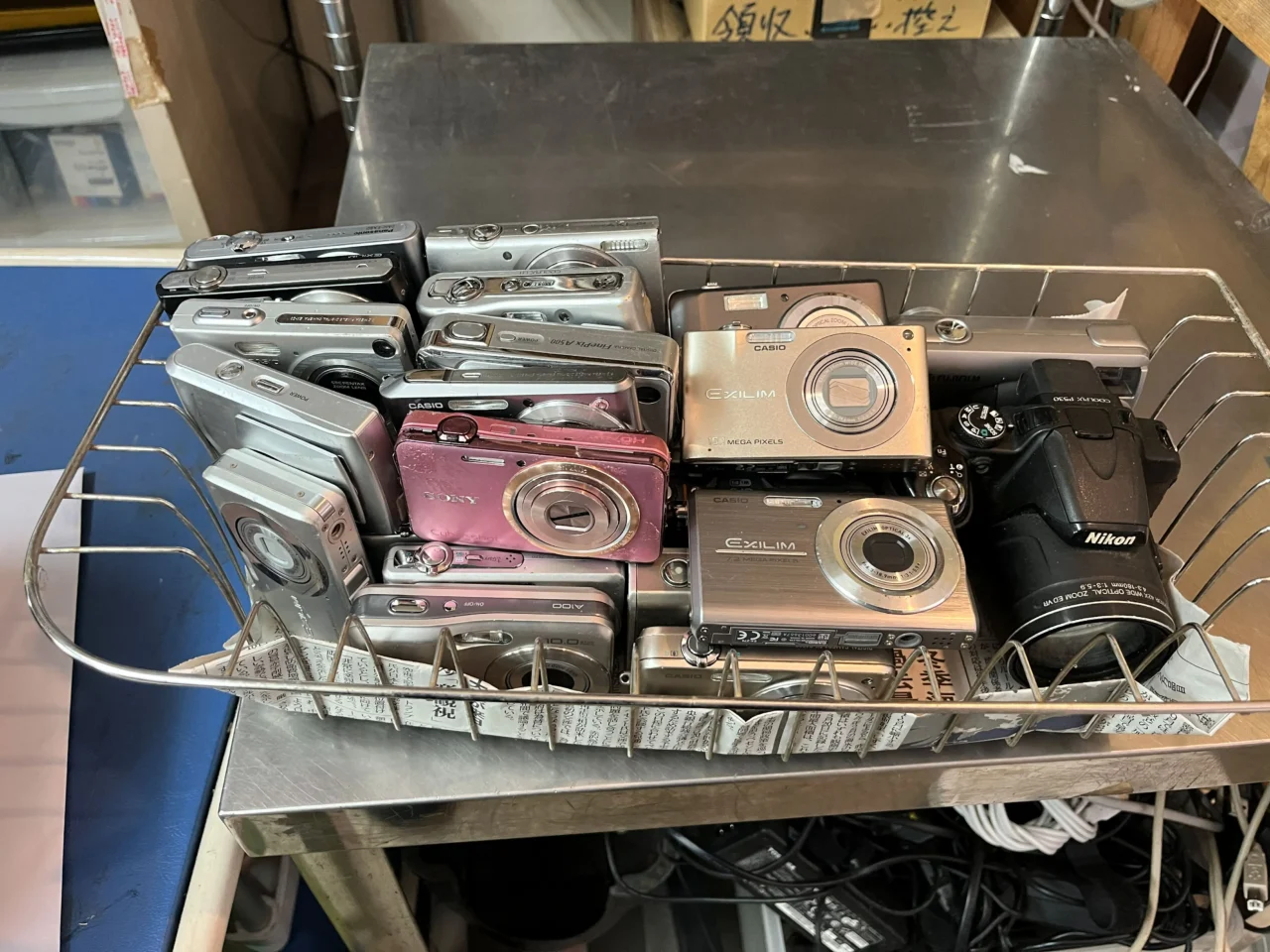 鹿児島市易居町の法人店舗でデジカメ・一眼レフ・スマホなど合計36点を無料回収しました｜故障品が中心でもまとめてスッキリ処分
