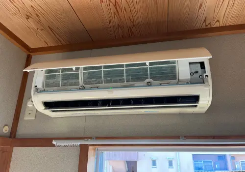 【作業実績】出水市上知識町の市営住宅3階でエアコン2台を無料回収（リビング＋寝室／室外機ベランダ）（2025年9月）