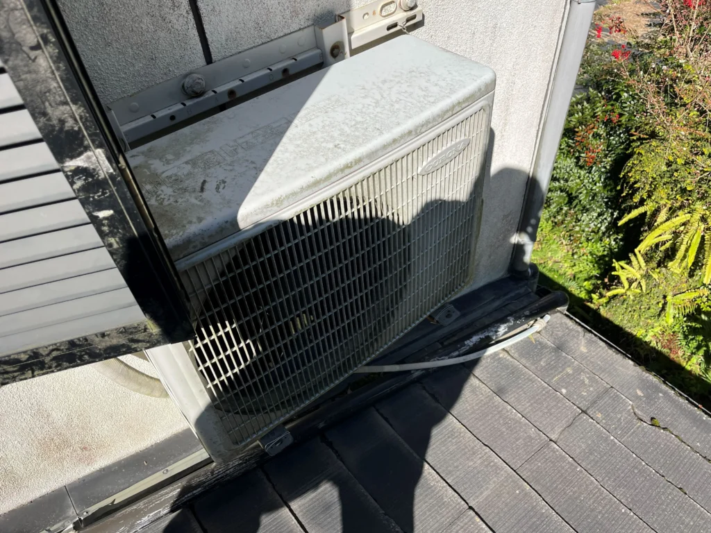エアコン室外機（屋根上壁付ステー）取り外し前