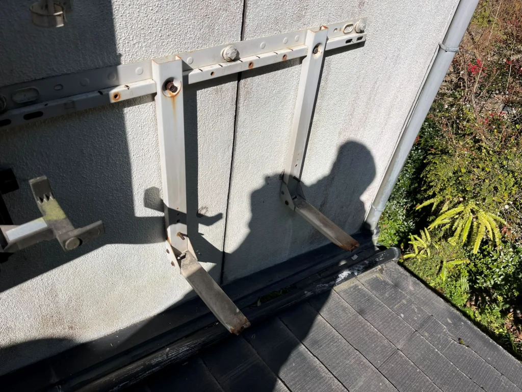 エアコン室外機（屋根上壁付ステー）取り外し後