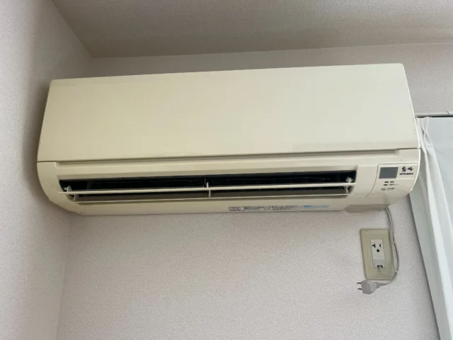 【作業実績】鹿児島市明和のアパート1階でエアコン1台を無料回収（室外機ベランダ）（2026年3月）