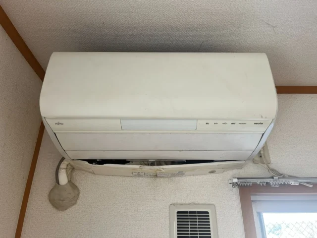 【作業実績】日置市伊集院町の市営住宅2階でエアコン2台を無料回収（室外機ベランダ）（2026年1月）